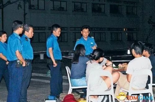 学生露天打麻将 校长:此举有欠读书人应有的礼貌