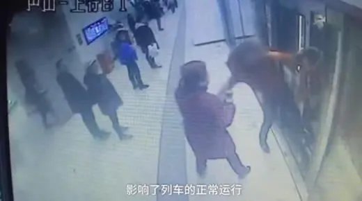 夫妻拦屏蔽门被拘什么情况:事件真相经过令人震惊