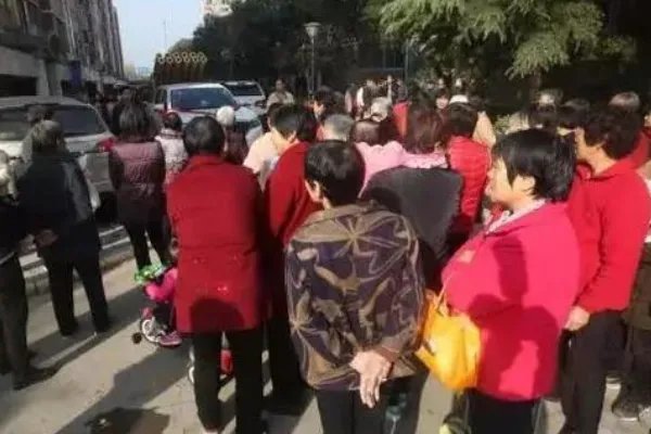 关于河南大爷大妈国庆组团拦婚车一事,你有何看法?