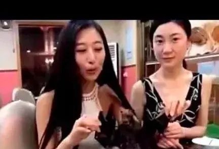 吃蝙蝠的两个女人是否死亡了？