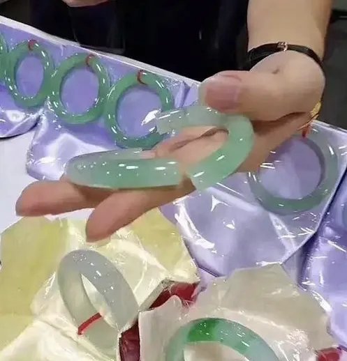 摔损翡翠赔3000元有最新消息了吗？