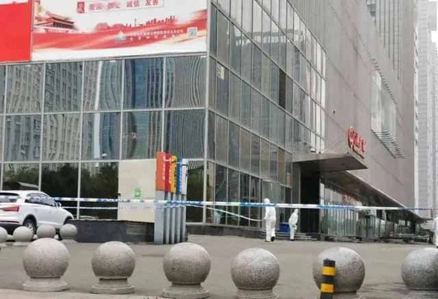 北京一女子在商场吃饭时被通知核酸检测阳性崩溃大哭值得同情吗?