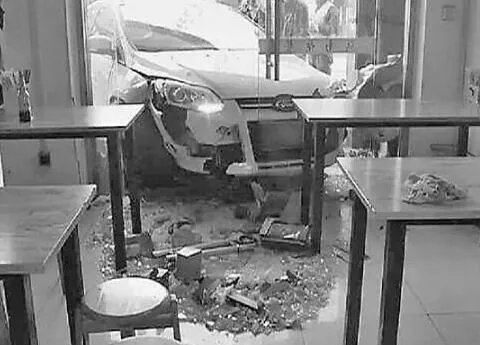 女司机撞进早餐店 油门当刹车惊吓众人