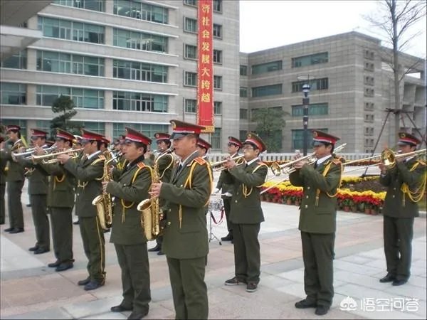 管乐队和管弦乐队的区别是什么？