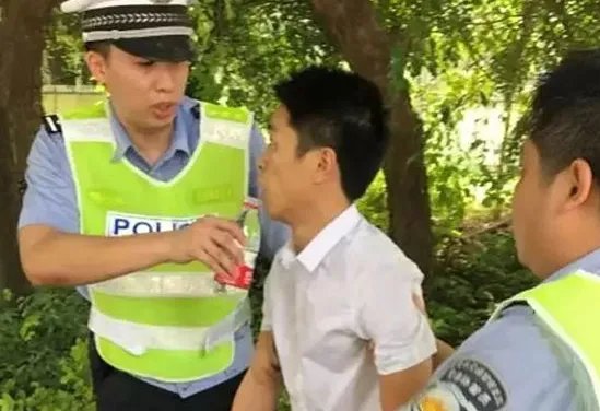 高速男子被堵10小时晕倒后获救了吗?