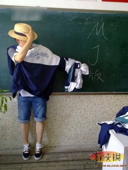 大奶&小内亮瞎双眼！细数校服的32种奇葩穿法
