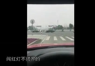 宝马连闯4个红灯 还边拍手机视频