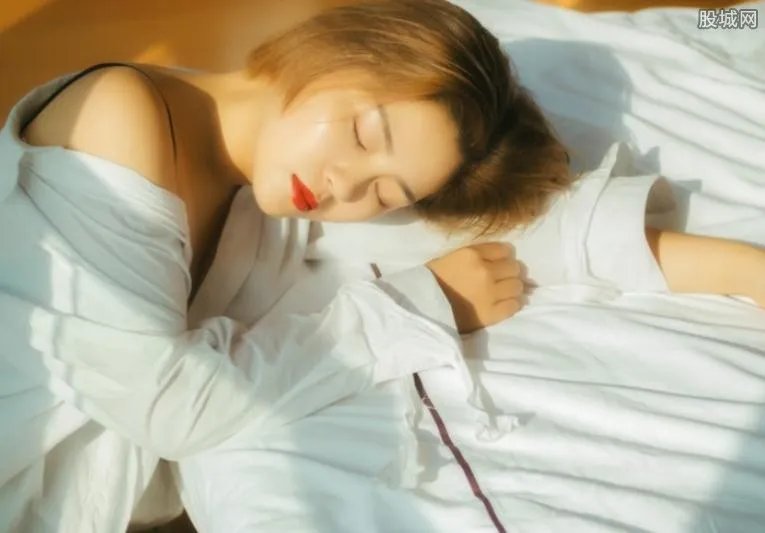 女星惨遭导演扒衣瞬间 女明星为发展真心不容易