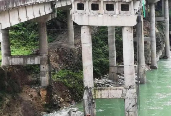雅西高速一桥梁因山体垮塌断裂，有无人员伤亡？