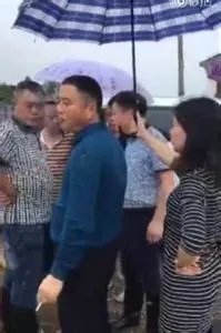 湖南救灾女干部撑伞嚼槟榔应不应该被处罚？