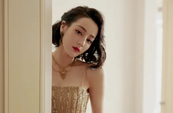 迪丽热巴吊带金色鱼尾礼服造型曝光,这身装扮有多适合她?