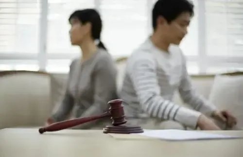 90后夫妻离婚都不要女儿被判不许离,如何看待这一类父母?