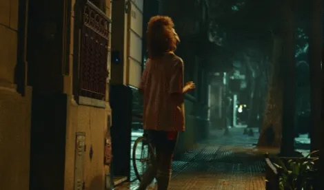 三星为女子独自夜跑广告道歉,这条广告存在哪些不妥之处?