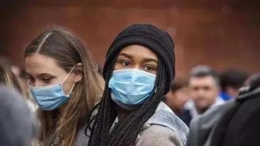 对于美国多所大学出现严重疫情,美方学校采取了什么措施?