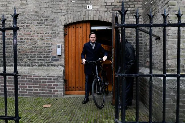 荷兰首相只身一人骑车前往王宫辞职,辞职的原因是什么?