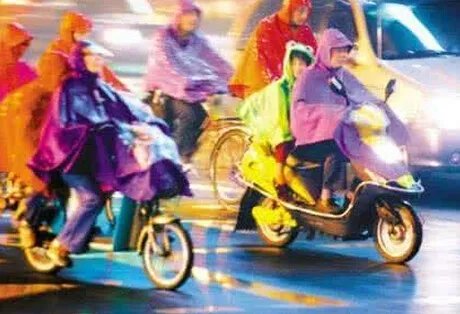 男女并排逆行骑车，说明什么问题？
