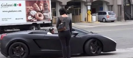 男子租豪车扮大款是为什么?