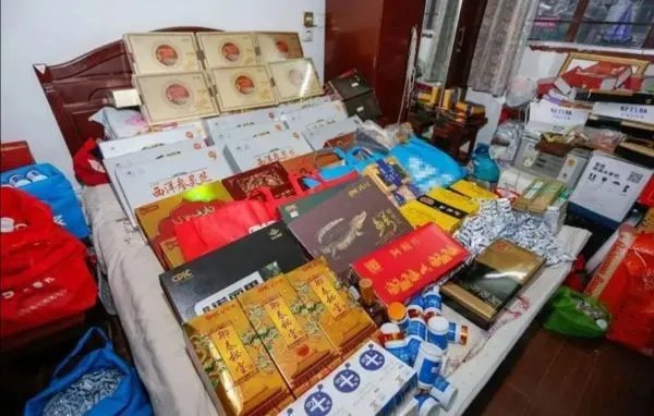 8旬老人去世床下藏14万保健品,含提拉等面膜,她买来做什么?
