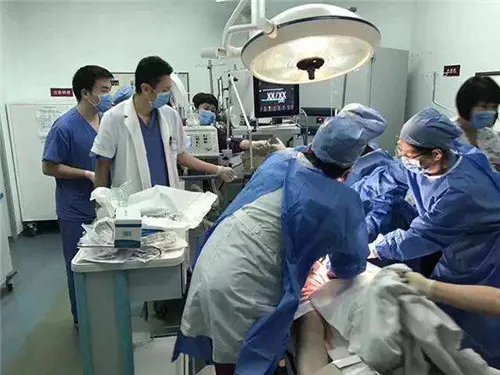 医生报警抢救孕妇 孕妇命悬一线,丈夫拒绝手术还大骂医生