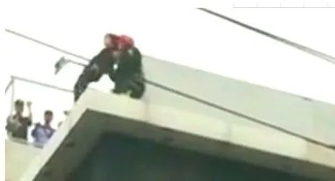 徒手救下轻生女是怎么做到的?