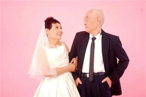 6款钻石婚礼物推荐 父母钻石婚送什么礼物好