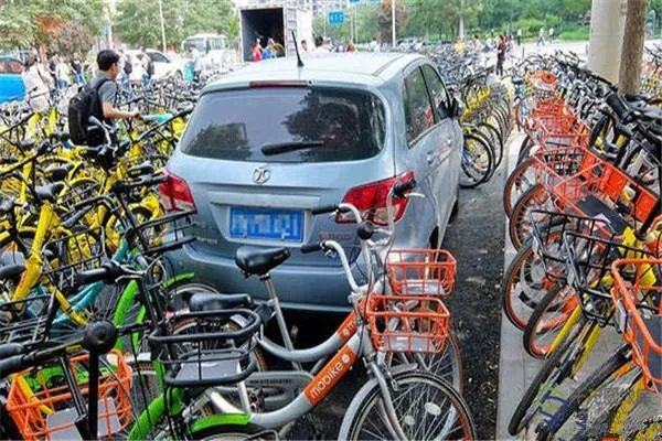 私家车被共享单车重重包围,给你的出行带来什么影响?