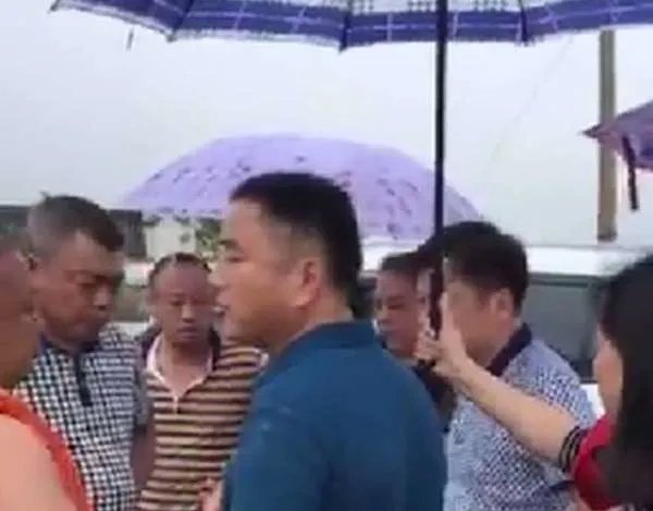 湖南救灾女干部撑伞嚼槟榔应不应该被处罚?