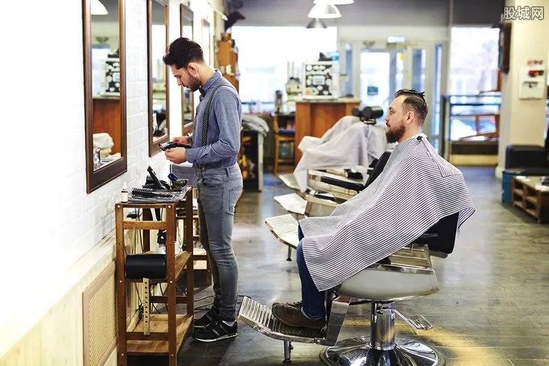 老人剪发只收1元 大妈开理发店为老人服务称赞不绝