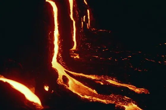 在喷发的火山旁边烤香肠,这种行为究竟有多危险?