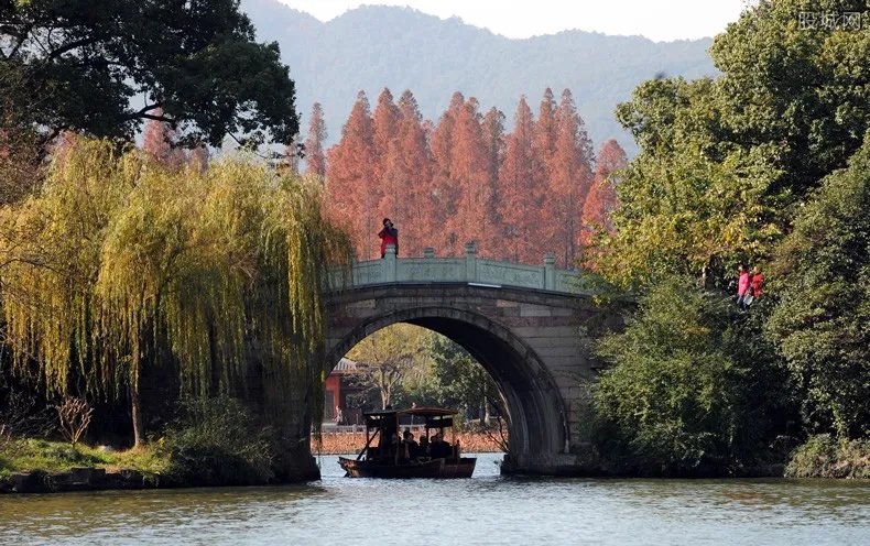 上千游客涌入西湖赏花 景区将实行预约游玩