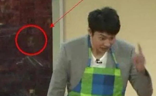 2014春晚恐怖事件 白衣女孩上镜14次/玻璃出现神秘鬼脸