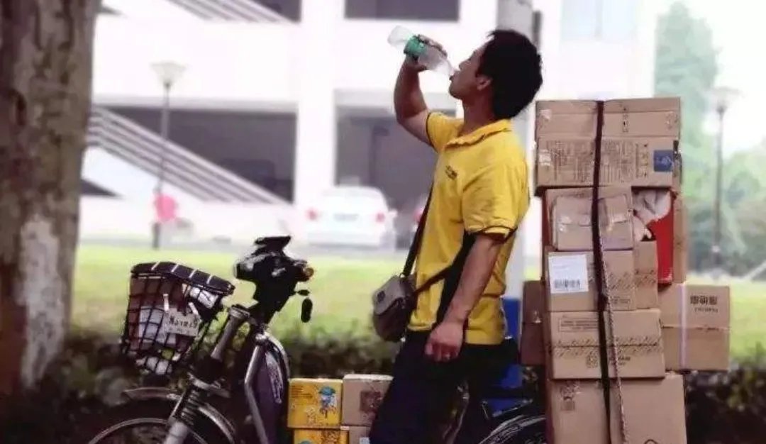 公寓电梯贴提示让快递走楼梯,快递小哥为什么不能坐电梯?