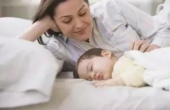 幼儿园小朋友睡觉自己哄自己,对此你有何评价?