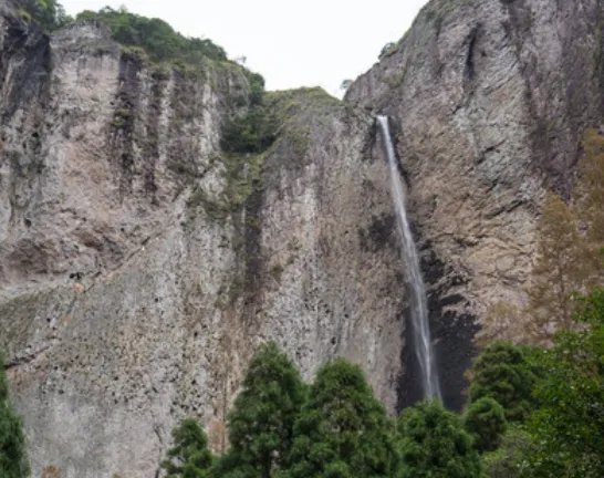 台风登陆雁荡山瀑布被吹倒流,此前出现过这种情况吗?