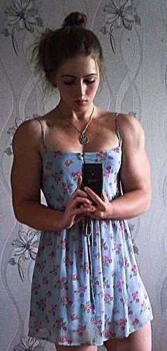 俄罗斯17岁女汉子走红 芭比脸型男身萌还是猛？