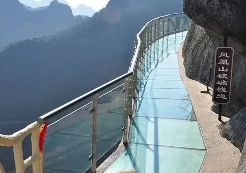 辽宁虎谷峡玻璃栈道发生事故,是否有造成人员伤亡?