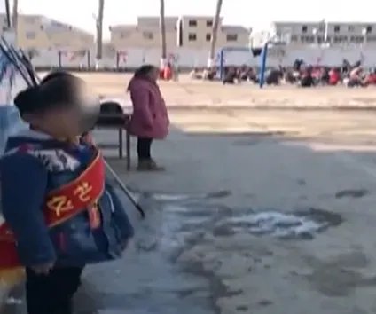 学生跪在操场考试是为什么？