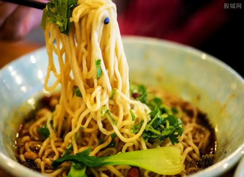刘晓庆吃天价面条 自曝机场面条每根3块太离谱