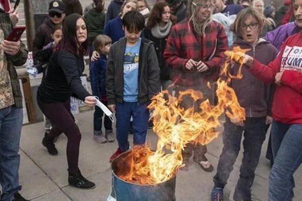 美国抗议现场鼓励孩子烧口罩,他们对口罩为何如此抗拒呢?