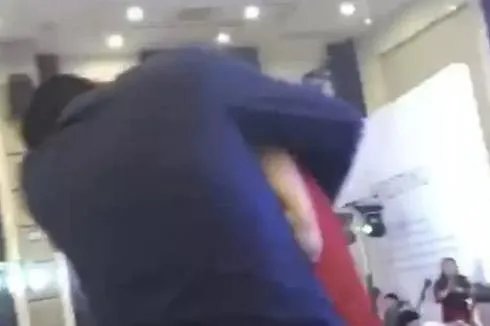 “公共强吻儿媳”声明:在表演,是睁眼说瞎话吗?