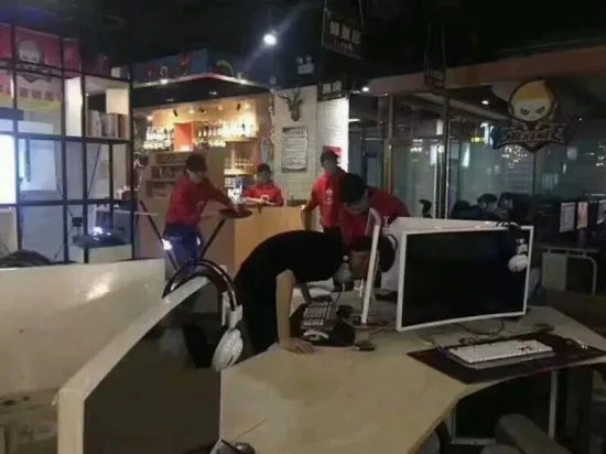 玩家太意气用事 因队友坑撞显示屏