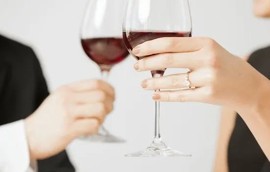 中保协就员工拒喝领导酒被打发声,工作后要不要喝酒?