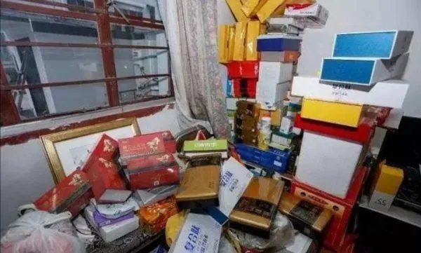 8旬老人去世床下藏14万保健品,含提拉等面膜,她买来做什么?