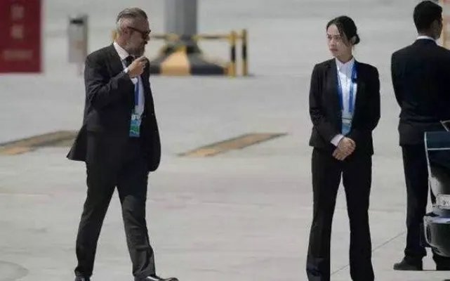 90后美女保镖走红 长相甜美身材傲人(图)