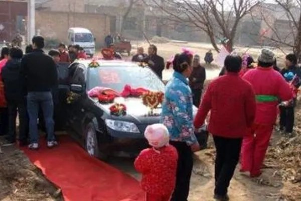关于河南大爷大妈国庆组团拦婚车一事,你有何看法?