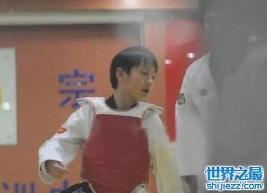 吴秀波娇妻曝光,51岁娇妻尚洁肤白貌美