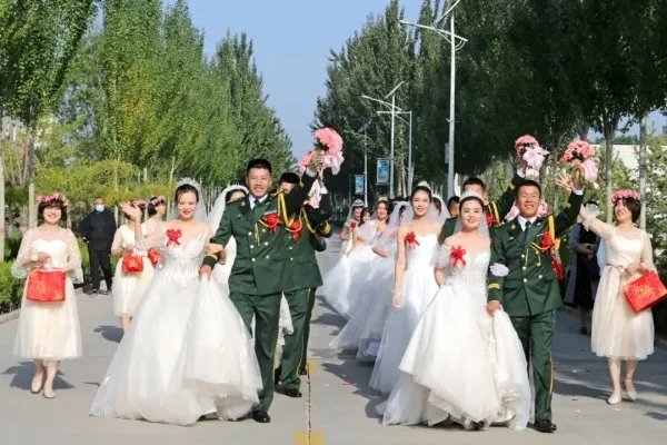 军营婚礼新人拿军用水壶喝交杯酒,这有什么好的寓意?
