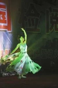 余旭父母一夜未眠 赶赴天津执意睡在女儿床上