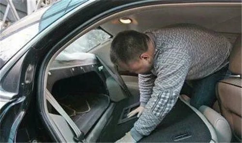 99%人不知车里这个逃生暗道(图解)