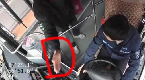 公交司机被扇耳光具体怎么回事：公交司机被扇耳光详情